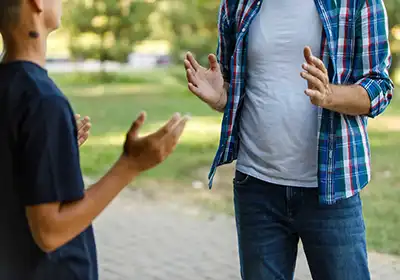 التشابهات العصبية بين المتطرفين سياسياً: قراءة في جذور الاستقطاب والانقسام